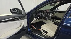 2022 BMW 5-Series M550i xDrive — фото 10