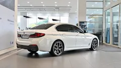 2023 BMW 5-Series 530e M Sport — фото 4