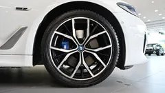 2023 BMW 5-Series 530e M Sport — фото 5