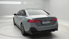 2024 BMW 5-Series 520i M Sport — фото 3