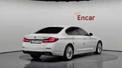 2022 BMW 5-Series 530e Luxury — фото 2