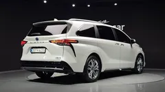 2022 Toyota Sienna 2.5 Hybrid 2WD, белый — фото 2