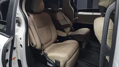 2022 Toyota Sienna 2.5 Hybrid 2WD, белый — фото 15