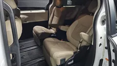2022 Toyota Sienna 2.5 Hybrid 2WD, белый — фото 16