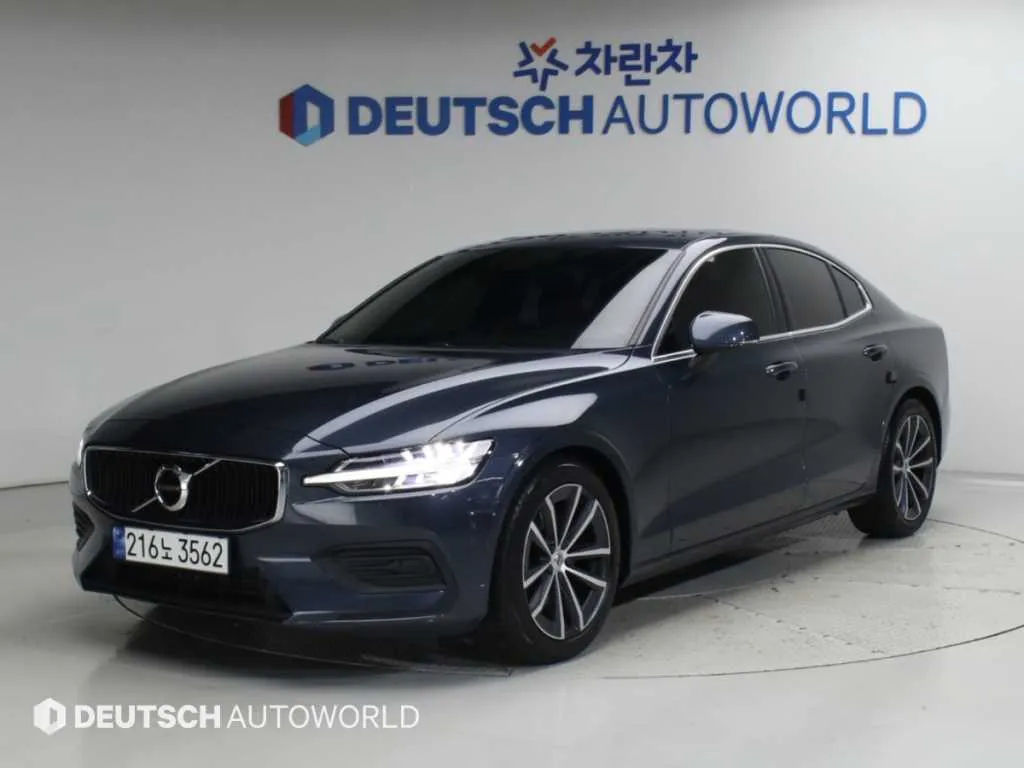 2022 Volvo S60 B5 Momentum