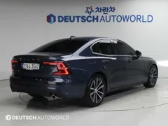 2022 Volvo S60 B5 Momentum — фото 2