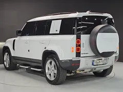 2023 Land Rover Defender 110 D250 SE — фото 3