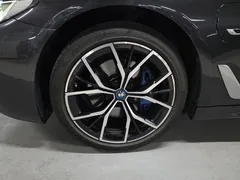 2022 BMW 5-Series 530e M Sport — фото 5