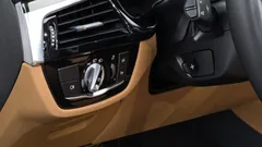 2023 BMW 5-Series 520i Luxury — фото 15