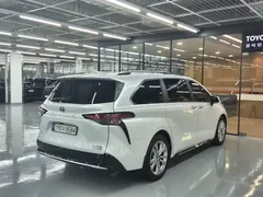 2022 Toyota Sienna 2.5 Hybrid 2WD — фото 2