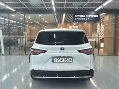2022 Toyota Sienna 2.5 Hybrid 2WD — фото 4