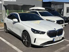2024 BMW 5-Series 520i — фото 2