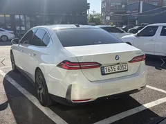 2024 BMW 5-Series 520i — фото 4