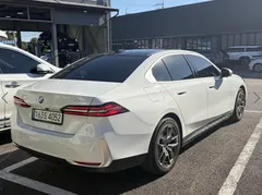 2024 BMW 5-Series 520i — фото 5