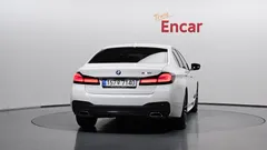2022 BMW 5-Series 520i M Sport — фото 4