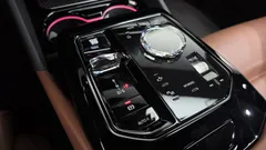 2024 BMW 5-Series 530i xDrive M Sport — фото 9