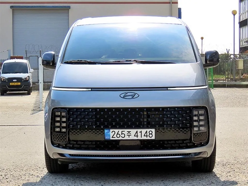 2022 Hyundai Staria Lounge 9-Seater