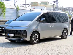 2022 Hyundai Staria Lounge 9-Seater — фото 2