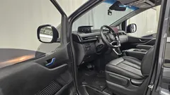 2022 Hyundai Staria 4WD Tourer 9-Seater — фото 10