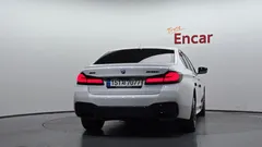 2022 BMW 5-Series M550i xDrive — фото 4