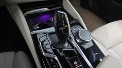 2022 BMW 5-Series M550i xDrive — фото 9