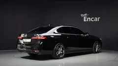 2024 BMW 5-Series 520i — фото 2