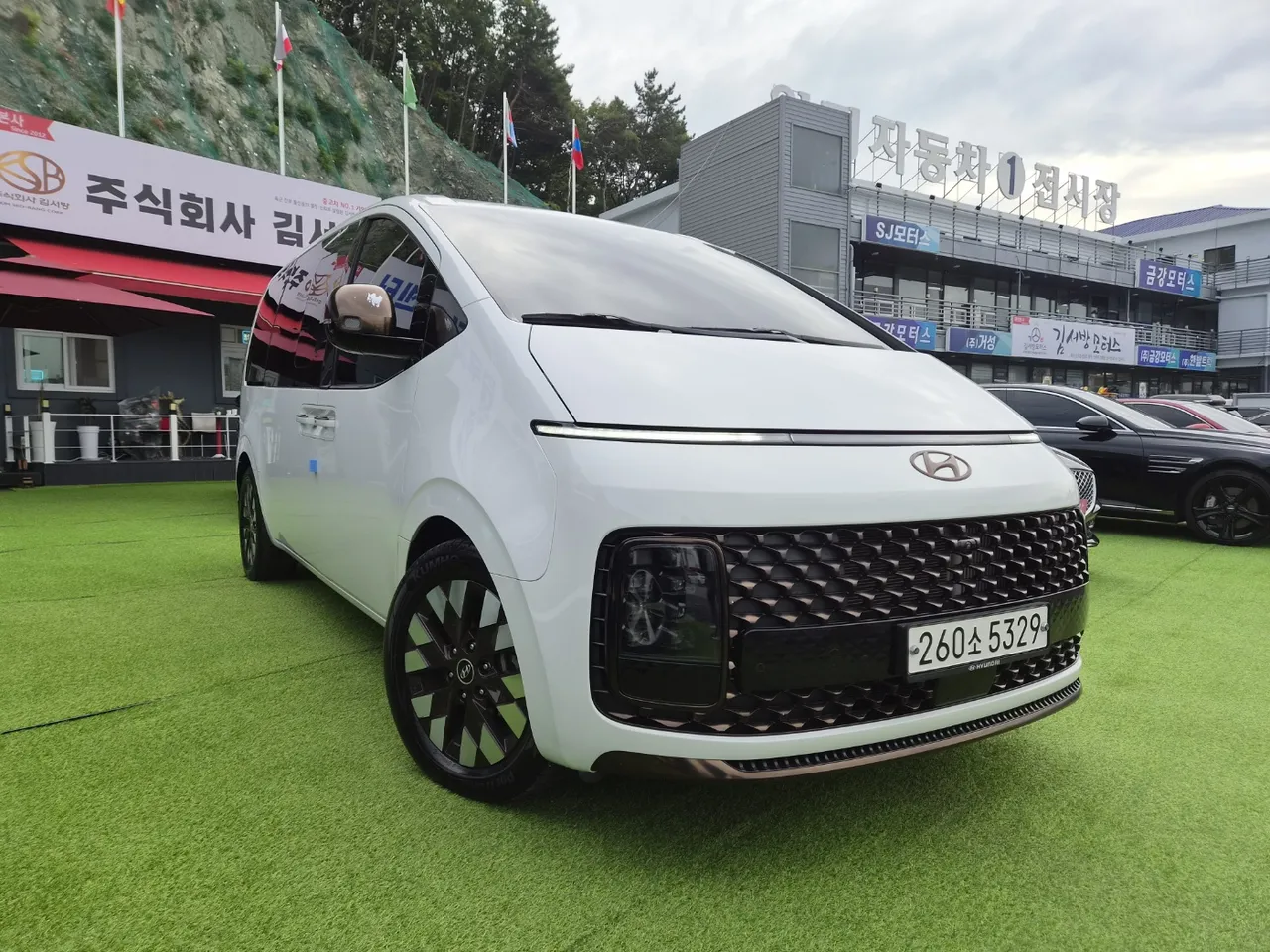 2023 Hyundai Staria 4WD Lounge 9-Seater