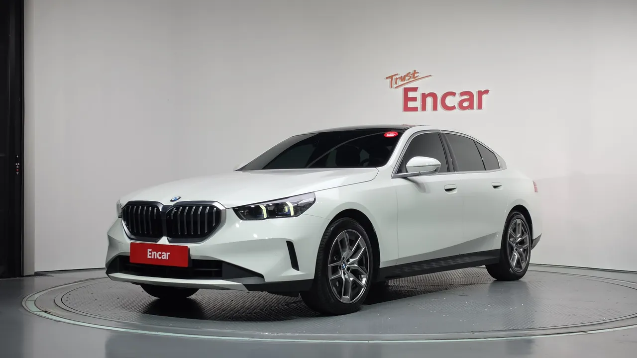 2024 BMW 5-Series 520i