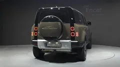2023 Land Rover Defender 110 D300 HSE — фото 4