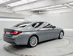 2023 BMW 5-Series 530e Luxury — фото 4