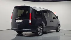 2022 Hyundai Staria 4WD Tourer 9-Seater — фото 2