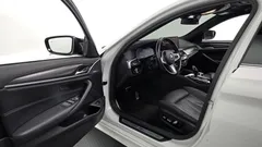 2023 BMW 5-Series 520i M Sport — фото 10