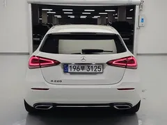 2022 Mercedes-Benz A-Class A220 Hatchback — фото 3