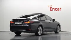 2022 Lexus ES Executive — фото 2