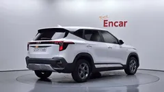 2023 Kia Seltos Gasoline 1.6 Turbo 2WD, белый — фото 2