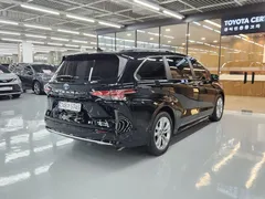 2022 Toyota Sienna 2.5 Hybrid 2WD — фото 2