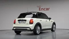 2022 Mini Cooper 5-Door Classic Plus — фото 2