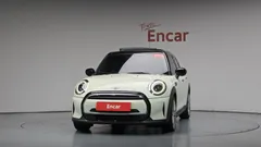 2022 Mini Cooper 5-Door Classic Plus — фото 3