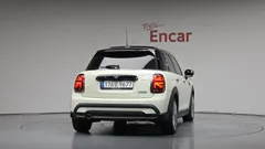 2022 Mini Cooper 5-Door Classic Plus — фото 4