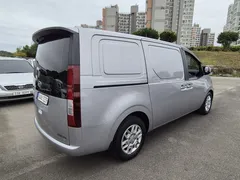 2022 Hyundai Staria Cargo 3-Seater, серо-серебристый — фото 4