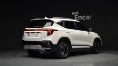 2023 Kia Seltos Gasoline 1.6 Turbo 4WD, белый — фото 2