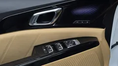 2023 Kia Carnival Gasoline 7-Seater Signature, белый — фото 18