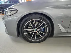 2023 BMW 5-Series 520i M Sport — фото 3