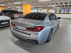 2023 BMW 5-Series 520i M Sport — фото 6