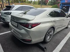 2022 Lexus ES Executive — фото 2