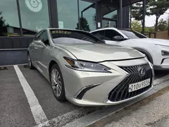 2022 Lexus ES Executive — фото 3