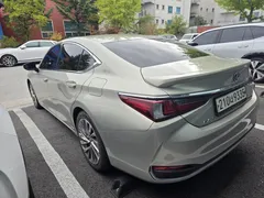 2022 Lexus ES Executive — фото 4