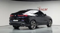 2022 BMW X6 M50i, чёрный — фото 2