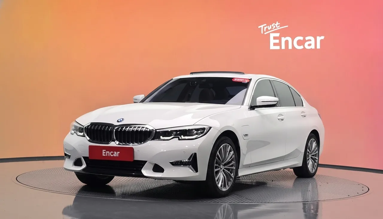 2022 BMW 3-Series 330e Luxury