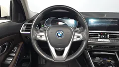2022 BMW 3-Series 330e Luxury — фото 13